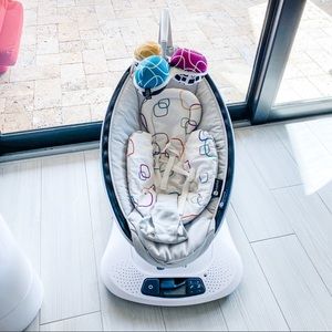 Mamaroo 4 Moms w/ infant seat LIKE NEW